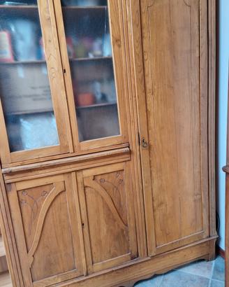  credenza in legno chiaro con decorazioni 