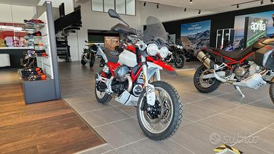 Moto Guzzi V85 TT con VALIGE LATERALI IN ALLUMINIO