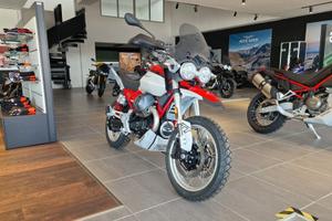 Moto Guzzi V85 TT con VALIGE LATERALI IN ALLUMINIO