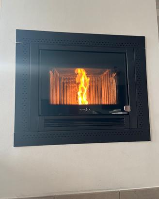 Stufa a pellet canalizzata Ravelli