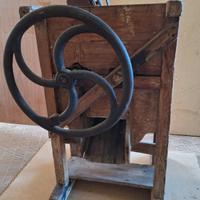 Antico macchinario agricolo