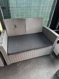 Set divanetti da esterno, rovinata la seduta