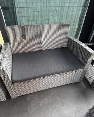 Set divanetti da esterno, rovinata la seduta
