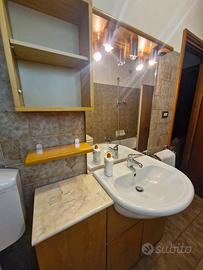 Arredo bagno vintage con lavatrice e armadio