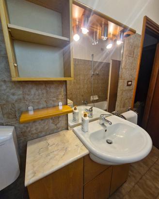 Arredo bagno vintage con lavatrice e armadio