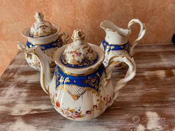 Vecchio elegante servizio da caffè