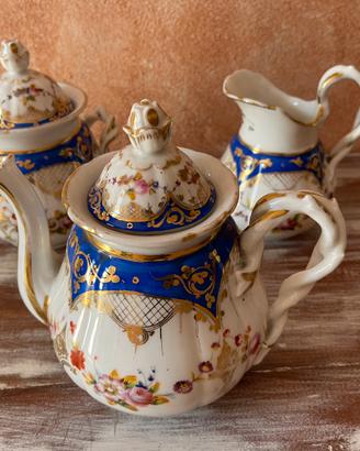 Vecchio elegante servizio da caffè