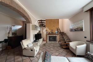 CASA SEMINDIPENDENTE A SISSA TRECASALI