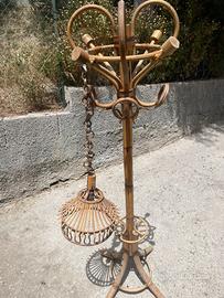 Appendi abiti e lampadario in vimini