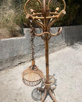 Appendi abiti e lampadario in vimini