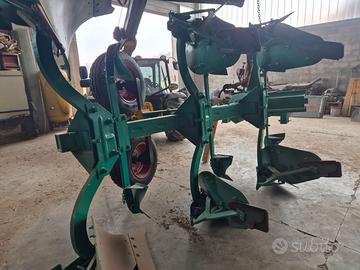 Aratro trivomere usato