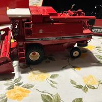 Modellino Mietitrebbia International 1460