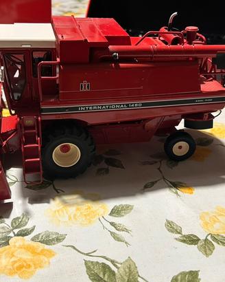 Modellino Mietitrebbia International 1460