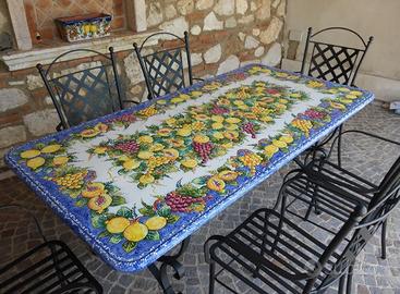 Tavolo in pietra lavica vietrese maiolicato a mano