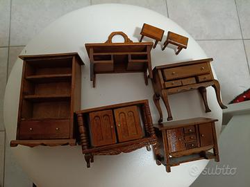 mobili in miniatura per casa delle bambole