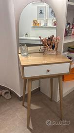 Tavolo per trucco con specchio