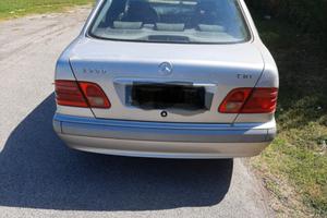 Mercedes - 2001 e220