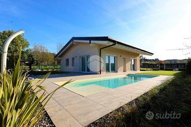 VILLA SINGOLA A PADENGHE SUL GARDA