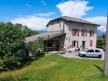 Casa indipendente con terreno, ex stalla e fienili