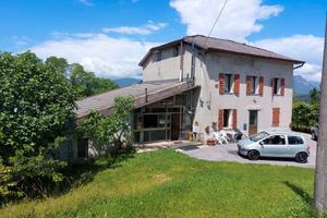 Casa indipendente con terreno, ex stalla e fienili