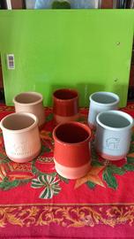 Bicchieri/tazze colorate in terracotta