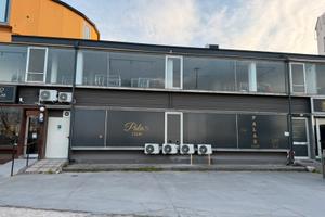Locale fronte strada trafficata