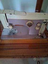 Macchina da cucire Necchi vintage
