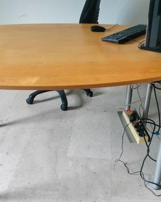 Due scrivanie per ufficio 