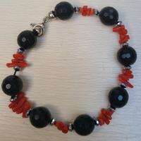 Bracciale cupolini corallo rosso onice nero