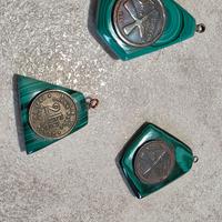 ciondoli in malachite con monete 