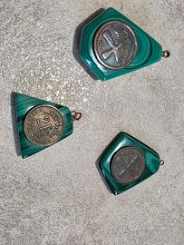 ciondoli in malachite con monete 