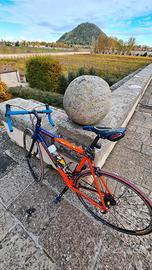 Bicicletta da strada con pedali sgancio rapido