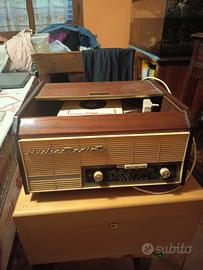 radio vintage con giradischi Nuclear