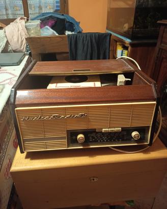 radio vintage con giradischi Nuclear