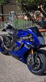 YAMAHA R1