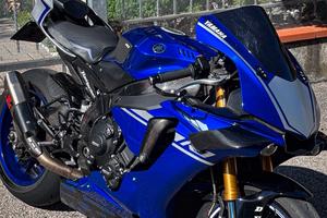 YAMAHA R1