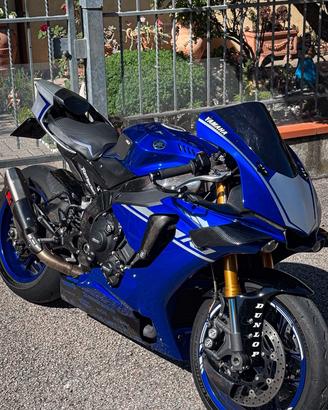 YAMAHA R1