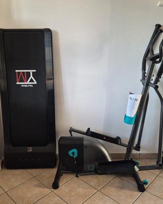 Attrezzatura ginnica palestra cyclette 
