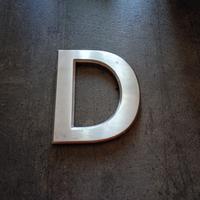 Lettera decorativa "D" in acciaio inox satinato