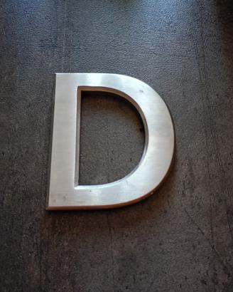 Lettera decorativa "D" in acciaio inox satinato