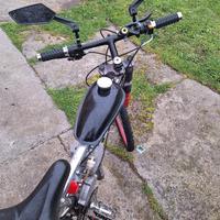 Bicicletta con motore a benzina 