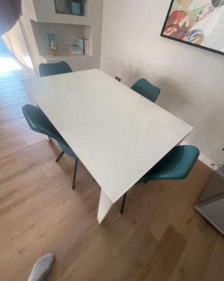 Tavolo allungabile e 4 sedie