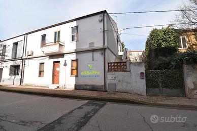 Due appartamenti distinti con cortile e garage