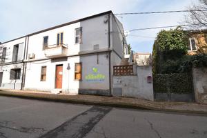 Due appartamenti distinti con cortile e garage