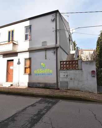 Due appartamenti distinti con cortile e garage