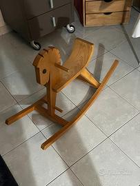 Cavalluccio a dondolo