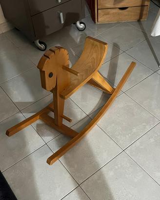 Cavalluccio a dondolo