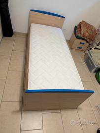 letto singolo con materasso e comodino 