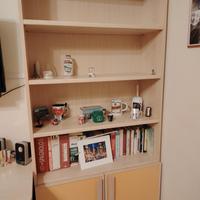 scrivania con scaffale e sedia