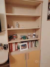 scrivania con scaffale e sedia